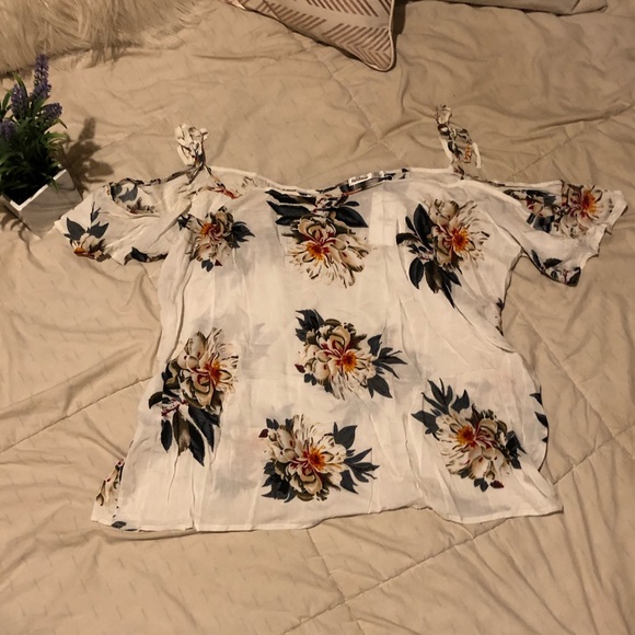 NWT Floral Blouse - Picture 5 of 8
